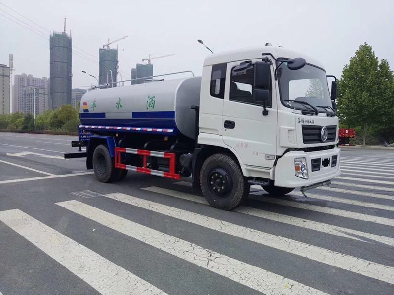 ���ҿڞ�ˮ܇�r(ji��)�������ҿ�12����ˮ܇�N�ۣ���������12����ˮ܇�S��ֱ�N